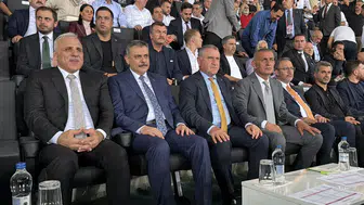 Amedspor ve Erzurumspor mücadelesinde protokol tribününde dikkat çeken isimler yer aldı