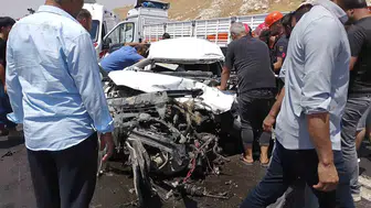 Şanlıurfa Birecik yolunda tır ile otomobil çarpıştı sürücü ağır yaralandı