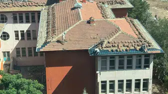 Diyarbakırda okul çatısındaki tehlikeli çalışma kameraya yansıdı
