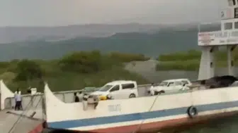 Elazığ'da fırtına feribot seferlerini aksattı