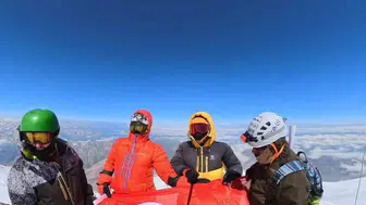 Elazığlı dağcılar Avrupa’nın en yüksek noktasında Türk bayrağını dalgalandırdı
