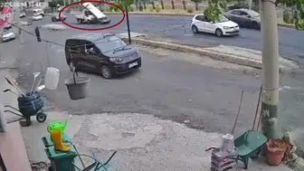 Diyarbakırda kamyonetten yola savrulan demirler trafiği birbirine kattı