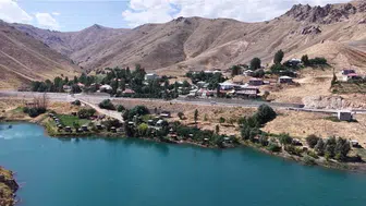 Yüksekova Dilimli Barajı yaz sıcağında serinlemek isteyenleri ağırlıyor