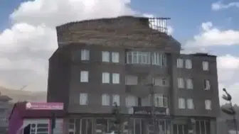 Fırtına Yüksekova'da çatıyı yola savurdu