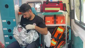 Şanlıurfa'da ambulans bekleyen anne otomobilde doğum yaptı