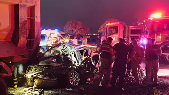 Derik yolunda kamyona çarpan otomobilde bir kişi hayatını kaybetti
