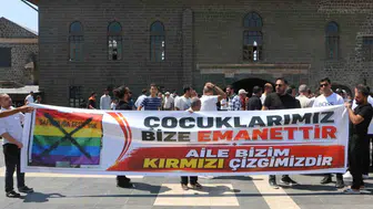Diyarbakırda sivil toplum kuruluşları LGBT sembollerine karşı meydanlara indi