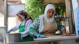 Diyarbakırlı gelin ve görümcesi açtıkları dükkanla örnek oluyor