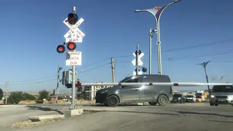 Elazığ’da tehlikeli ısrar hemzemin geçitteki güvenlik önlemlerini hiçe saydı