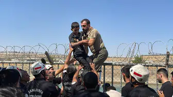 Şanlıurfa valilik korumaları kanalda boğulmak üzere olan iki çocuğu son anda kurtardı