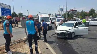 Bingöl merkezde iki otomobilin karıştığı kazada üç kişi yaralandı