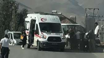 Yüksekova’da kavşakta çarpışan iki araçtan 4 yaralı