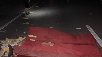 Batman yolunda otomobilin önüne düşen koltuk trafiği birbirine kattı