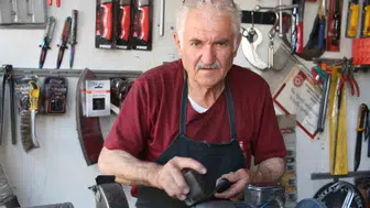 Vanlı usta yarım asrı aşkın süredir çark başında bıçak biliyor