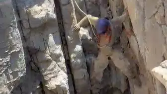 Yüksekova kırsalında telef olan buzağıyı uçurumdan çıkarmak için riskli operasyon