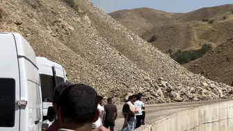 Yüksekova ile Van arasındaki ulaşımı kaya kütleleri kesti