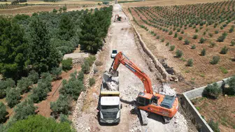 Şanlıurfa kırsalında 29 kilometrelik yol sıcak asfaltla yenileniyor