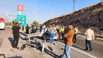 Şanlıurfa yolunda bariyerlere çarpan araçta bir kişi hayatını kaybetti
