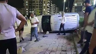 Siirtte direksiyon hakimiyetini kaybeden sürücü kaldırıma devrildi