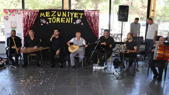 Şanlıurfa'da okuma yazma kursunu bitiren kadınlar diplomalarını coşkuyla aldı