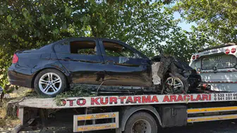 Batman'da kontrolden çıkan otomobil ağaca çarparak boş araziye savruldu
