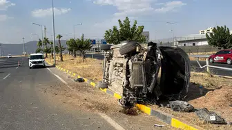 Cizre yolunda kontrolden çıkan otomobil elektrik direğine çarptı