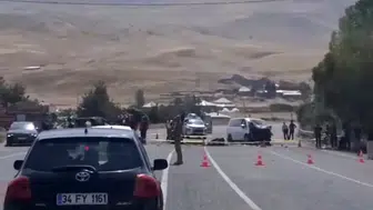 Muradiye'de kafa kafaya çarpışan iki araçta 2 kişi öldü, 9 kişi yaralandı