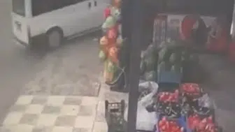 Elazığda kontrolden çıkan minibüs bir evin bahçesine daldı