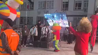 Led ekranın devrilme anı kamerada 5 yaralı