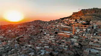 Mardin'in taş dokusu gece ve gündüz ayrı güzellik sunuyor