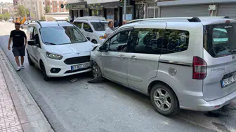 Siirt Yeni Mahallede iki ticari aracın karıştığı kazada bir kişi yaralandı