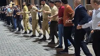 Eruhlu orman işçileri yangın söndürme görevinden düğün halayına geçti