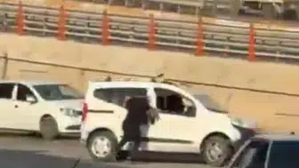 Şanlıurfa sokaklarında hareket halindeki araca tutunarak içeri girmeye çalıştı