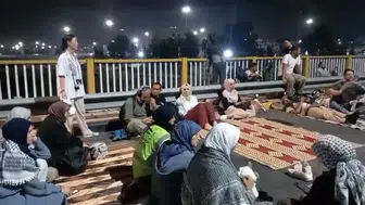 Filistin'e destek için yola çıkan 500 kişilik konvoy sınırda bekletiliyor