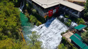 Elazığ Keban'daki Çırçır Şelalesi büyüleyici turkuaz rengiyle turist akınına uğruyor