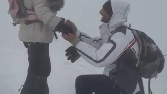 Zirvede tek taş Ağrı Dağı'nda çifte evlilik teklifi