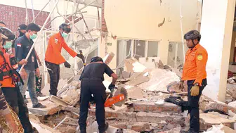 Endonezya’da korku dolu anlar: 7.7’lik depremde bilanço ağırlaşıyor
