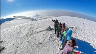 Ermenistanlı Dağcılar Ağrı Dağı Zirvesinde Müzik Eşliğinde Halay Çekti