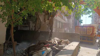 Siirt'te çöp biriken iki katlı konut belediye ekiplerince boşaltıldı