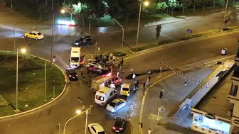 Diyarbakır'da kavşakta kontrolünü kaybeden sürücü kaldırıma çarptı