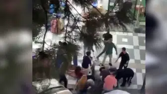 Şanlıurfa sokaklarında döner bıçaklı kavga anı kameraya yansıdı
