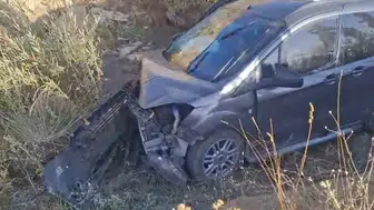 Yüksekova-Van karayolunda iki aracın karıştığı kazada dört kişi yaralandı