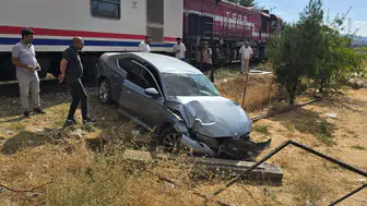 Bingöl'de yolcu treni hemzemin geçitte otomobile çarptı