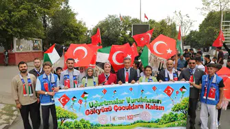 Ağrı'da bin öğrenci Gazze'deki çocuklar için gökyüzünü renklendirdi