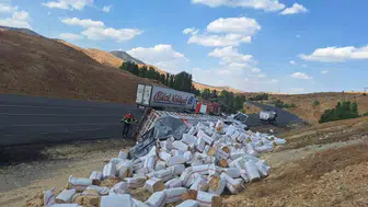 Bingöl yolunda saman yüklü tır devrildi