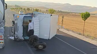 Hasankeyf yolunda kamyonet devrildi