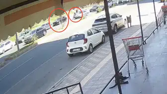 Diyarbakır'da motosiklet sürücüsü açılan kapıya çarpıp kamyonun altında kalarak can verdi