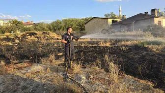 Van Edremit'te korkutan örtü yangını büyümeden kontrol altına alındı