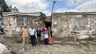 Ağrı'da 9 kişilik aile 80 yıllık harabe evden modern yuvaya taşındı