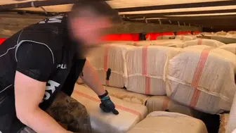 Şanlıurfa'da saman çuvalları arasına gizlenmiş kaçak ürünler ele geçirildi